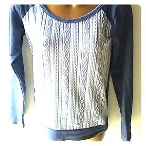 Sweater color bluesh. Gray